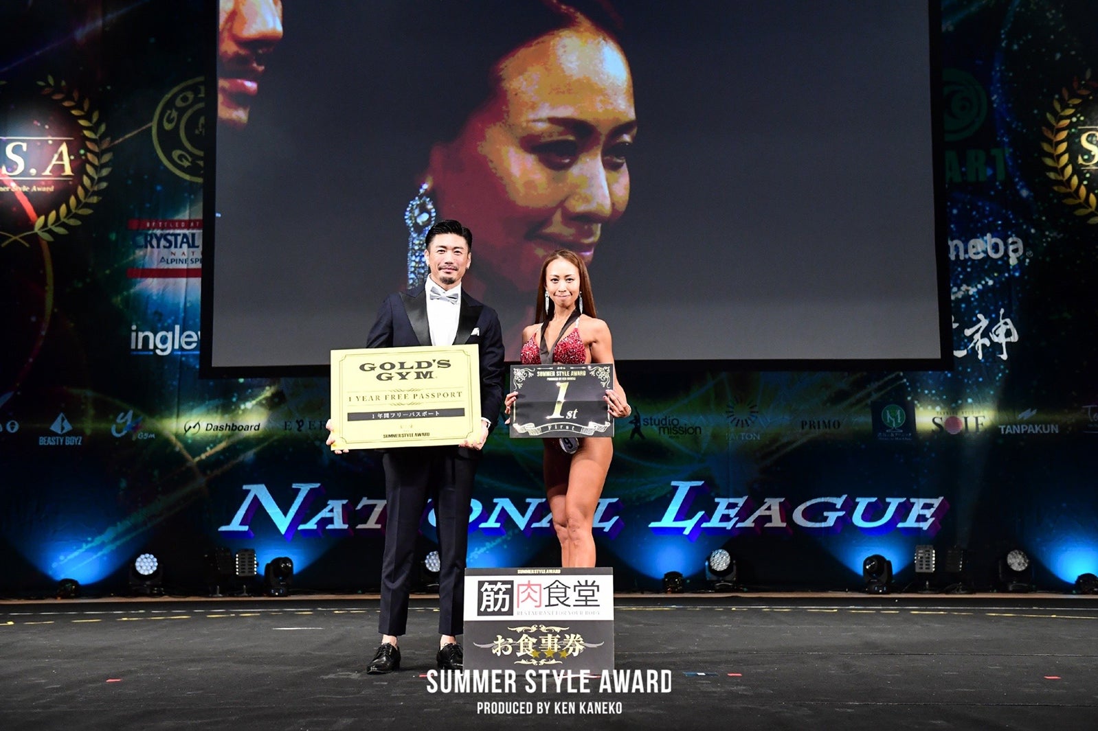 （左から）金子賢、「ビキニモデルover40」優勝・山内やよいさん （提供写真）