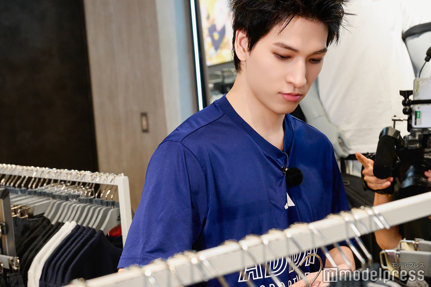 アイテムを選ぶ金城碧海(C)モデルプレス