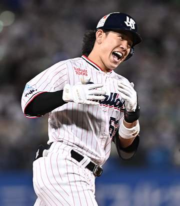 ヤクルト競り勝ち堅首 先発・高橋が7回2安打無失点、三度目の正直でうれしい今季初勝利 増田が六回に決勝ソロ