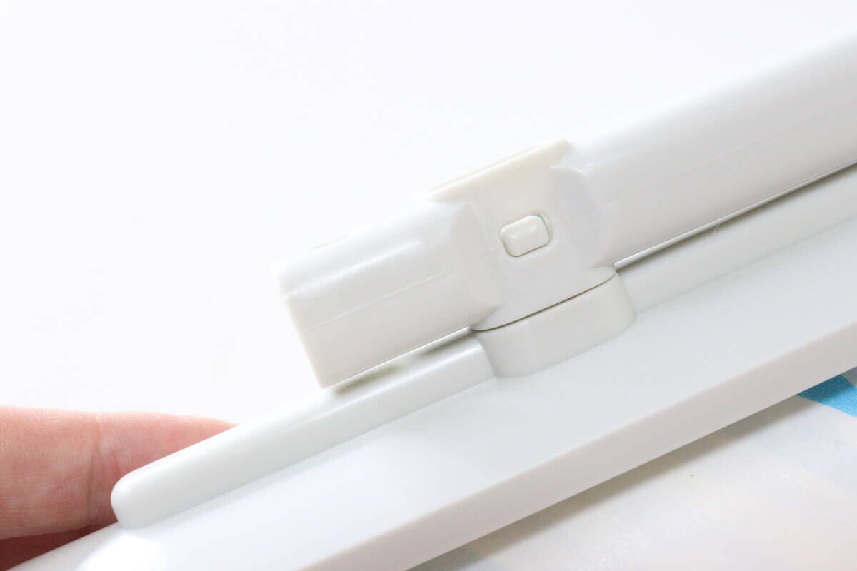 ダイソーの立てて置けるカーペットクリーナーホルダーのストッパー