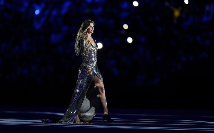 リオ五輪開会式で 最後のランウェイ 披露のスーパーモデルが話題 世界を魅了した美女とは モデルプレス