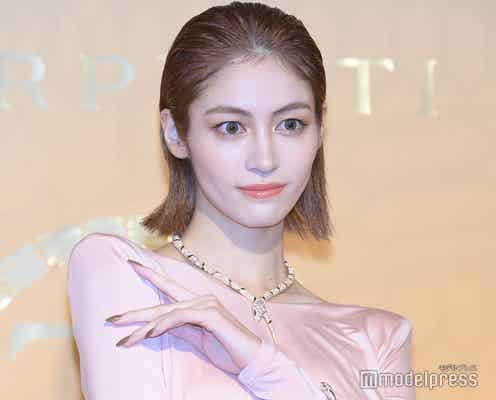 楓、スリットから大胆美脚披露 タイトドレスでほっそり二の腕際立つ<ブルガリ セルペンティ展示会>
