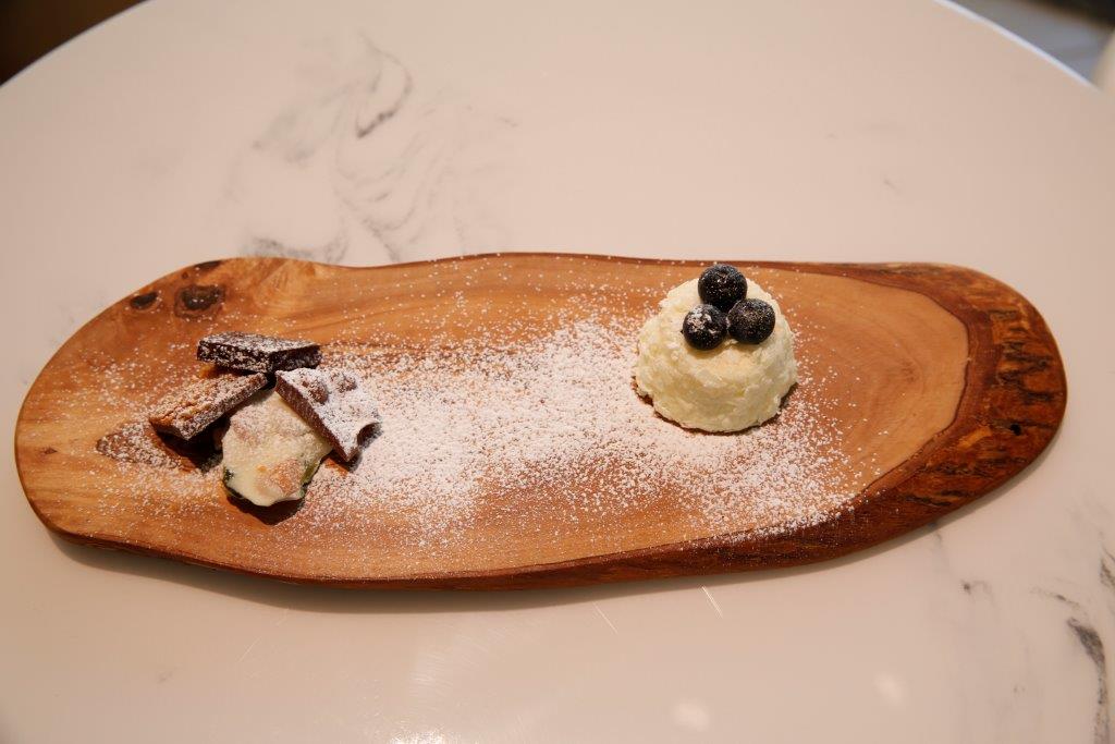 BALLYストライプケーキ／画像提供：バリー・ジャパン