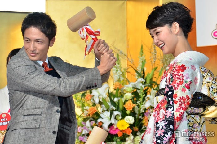 探偵役とビルオナー役に挑む(左より)玉木宏、剛力彩芽