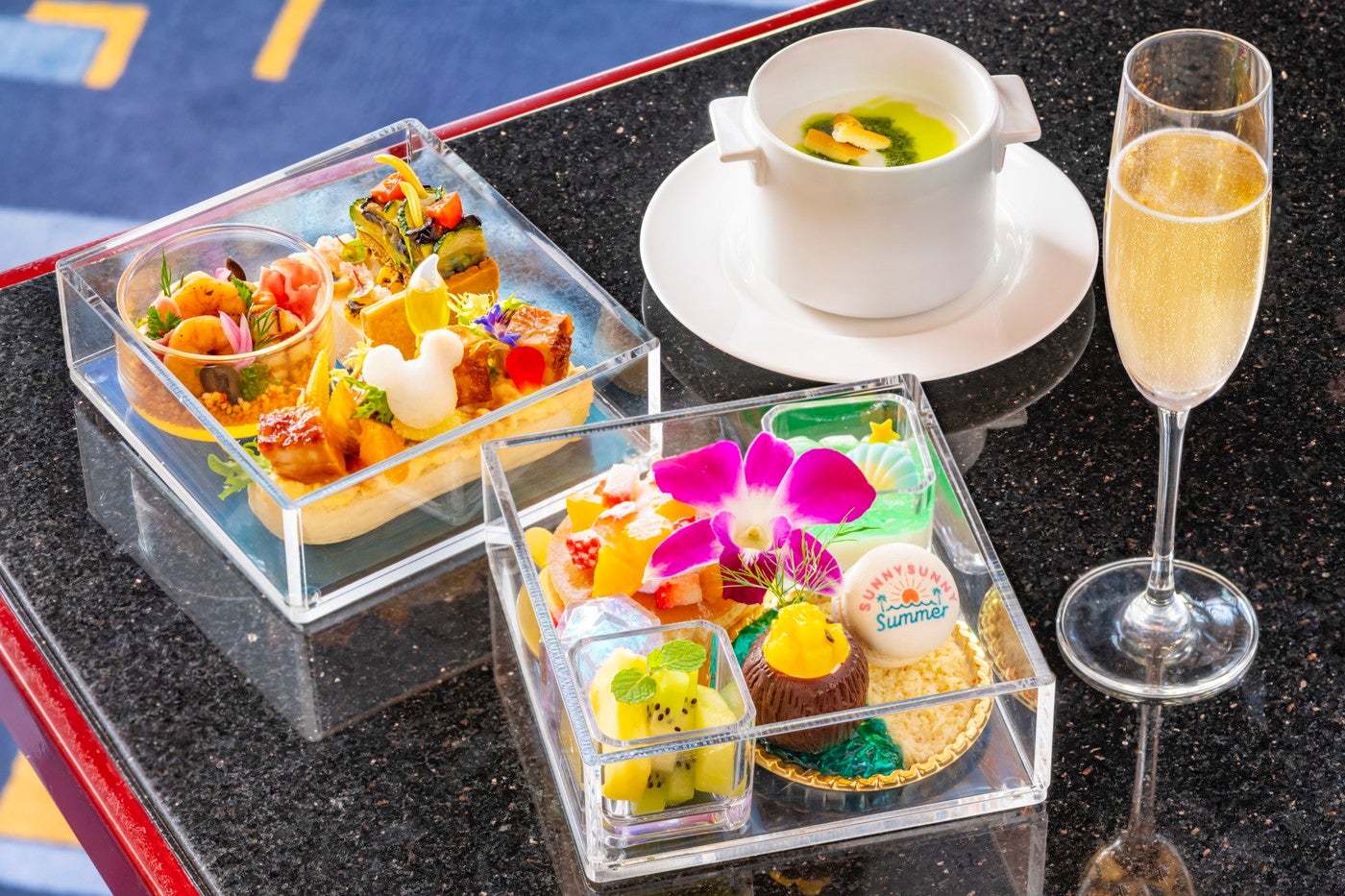 「ハイピリオン・ラウンジ」での食事つきプラン（C）Disney