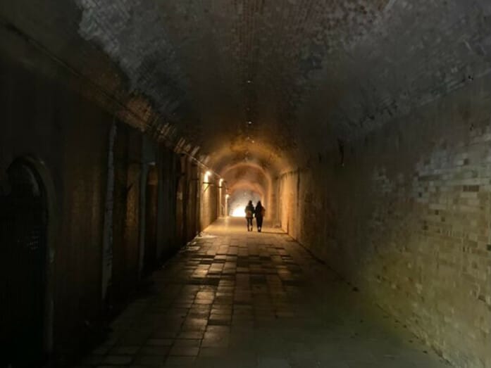 トンネルの中では、幻想的な写真を残せる