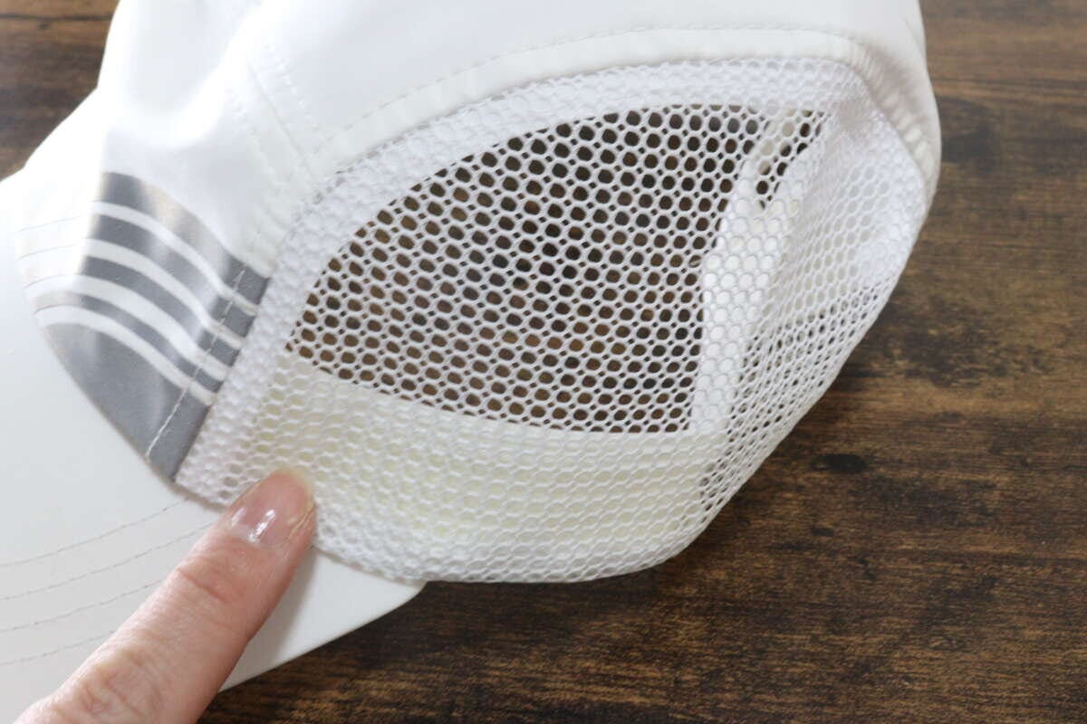 ダイソーのスポーツキャップ（部分メッシュ、反射プリント付き）のサイド