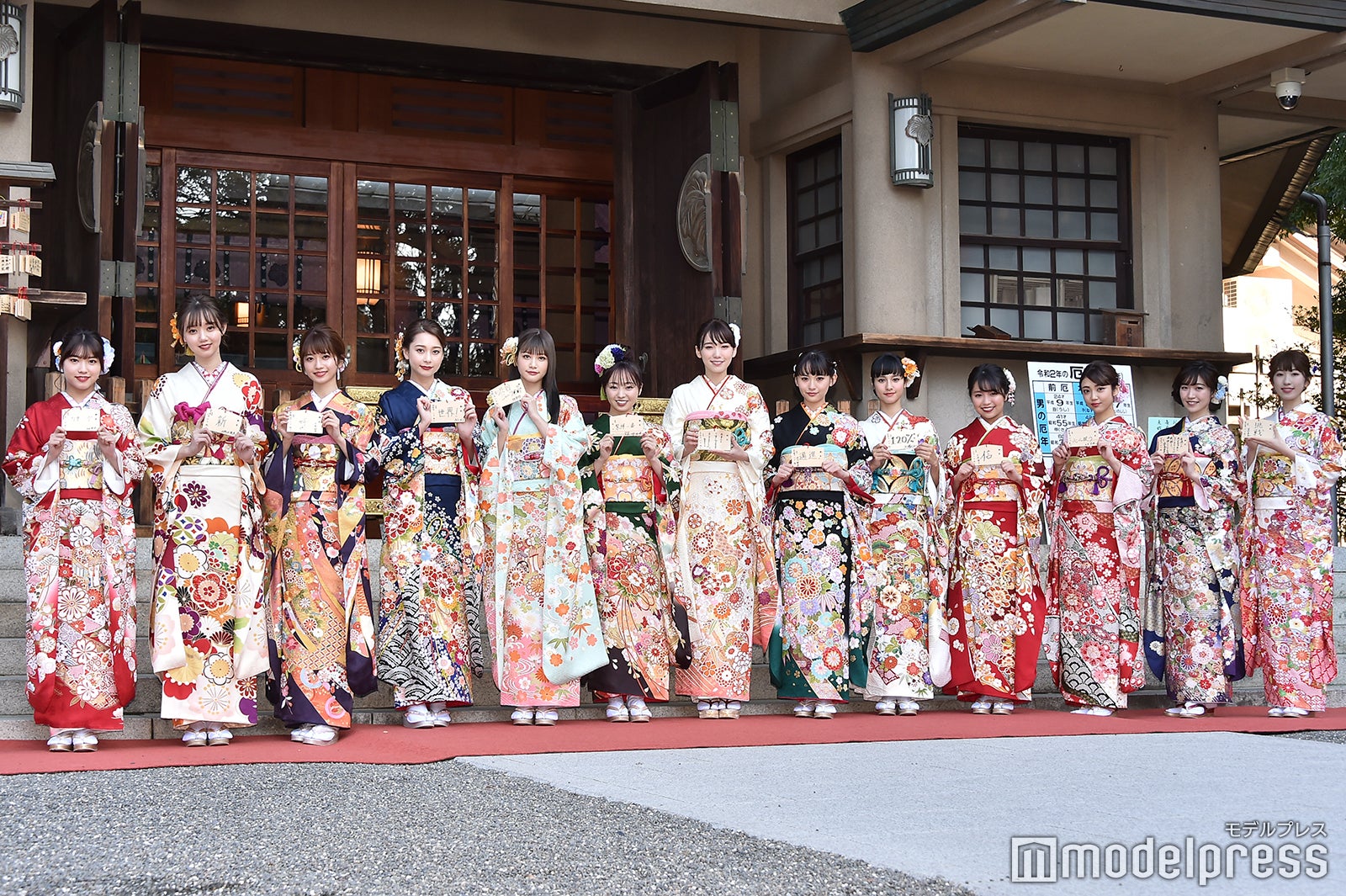 （左から）古田愛理、江野沢愛美、小室安未、Niki、生見愛瑠、今泉佑唯、飯豊まりえ、浅川梨奈、大幡しえり、大原優乃、山谷花純、前島亜美、日比美思（C）モデルプレス