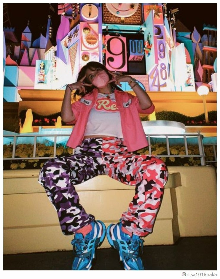 仲里依紗、“美ウエストちらり”ド派手コーデで息子と弾丸ディズニー「腹筋美しい」「存在感すごい」の声