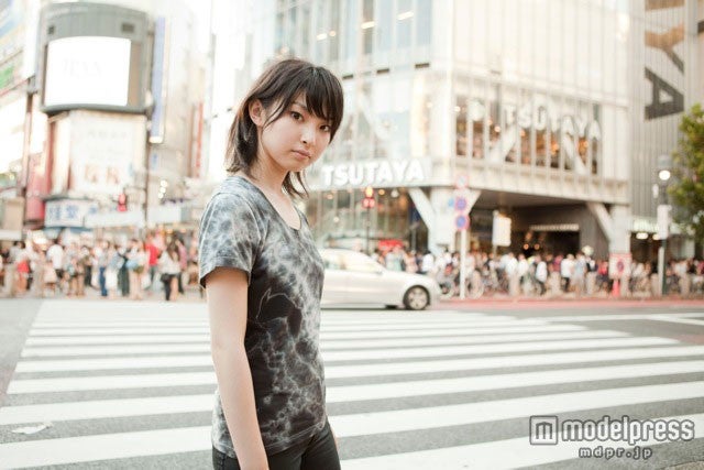 注目のガールズアーティスト・家入レオ、TSUTAYA店長に