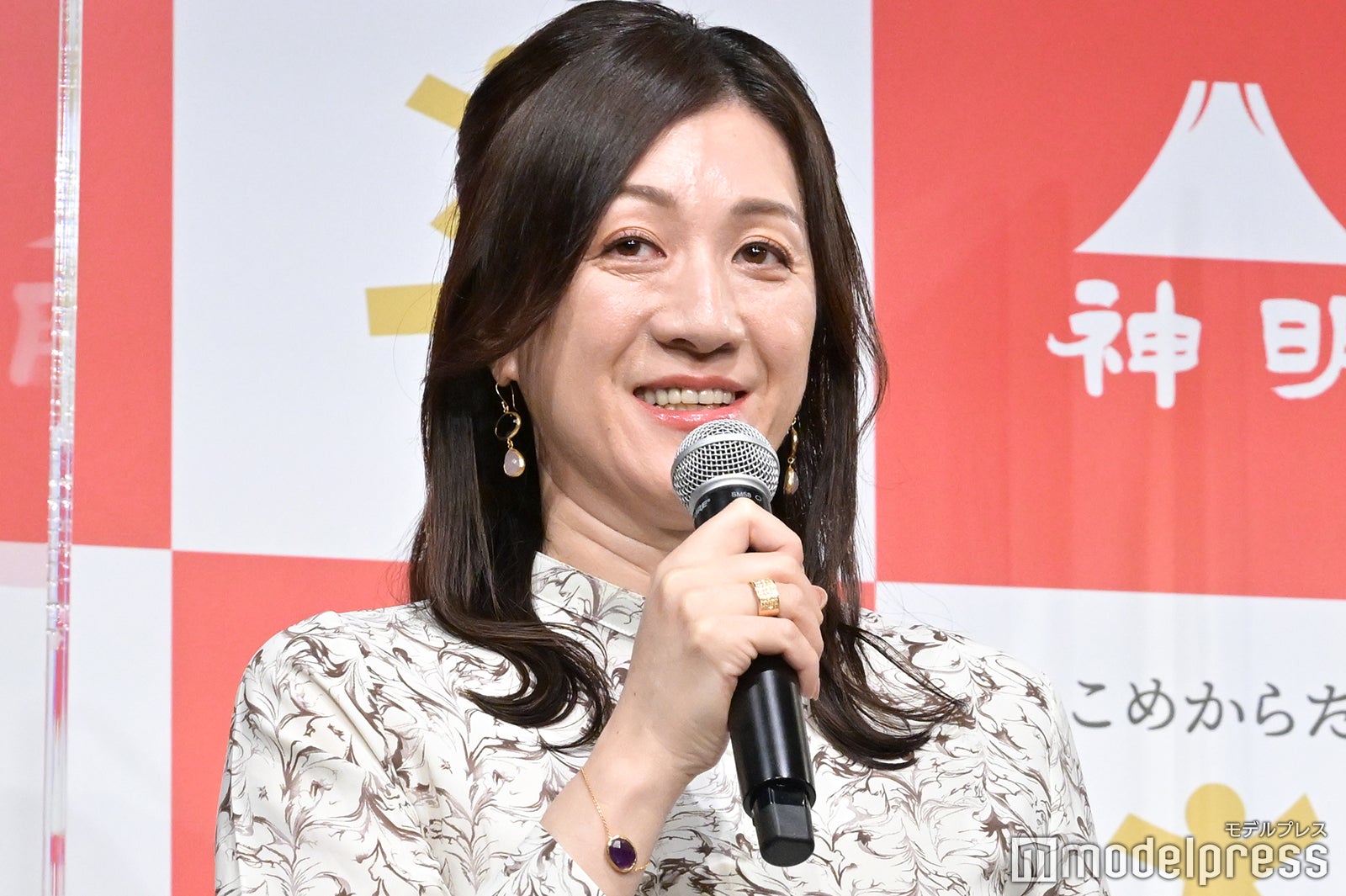 野々村友紀子、長女顔出しの家族ショット公開「美人すぎる」「目元がそっくり」と反響