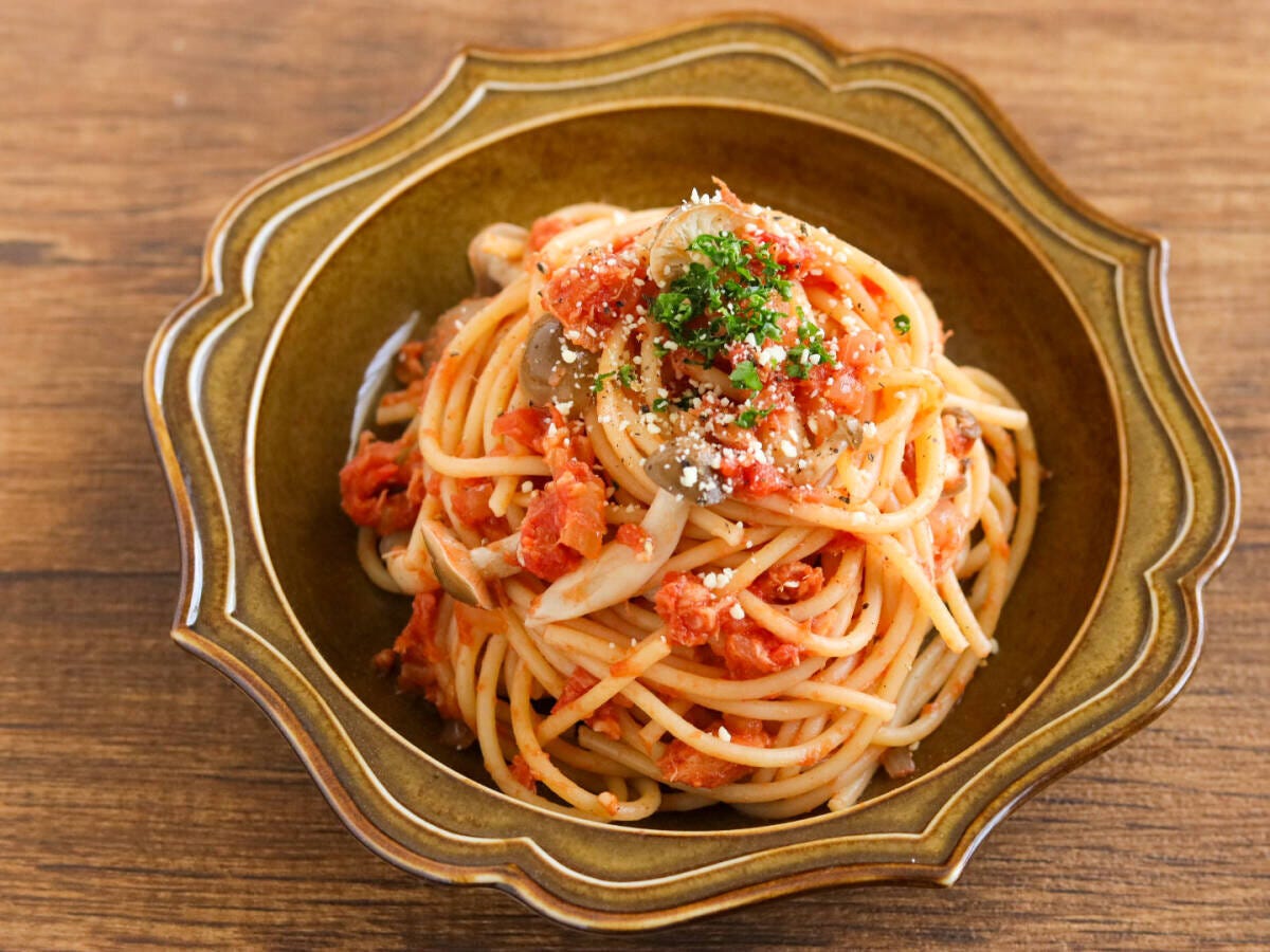 アンティーク調の皿にしめじ入りツナトマトパスタをパセリと粉チーズをかけて盛ったアレンジ版完成品