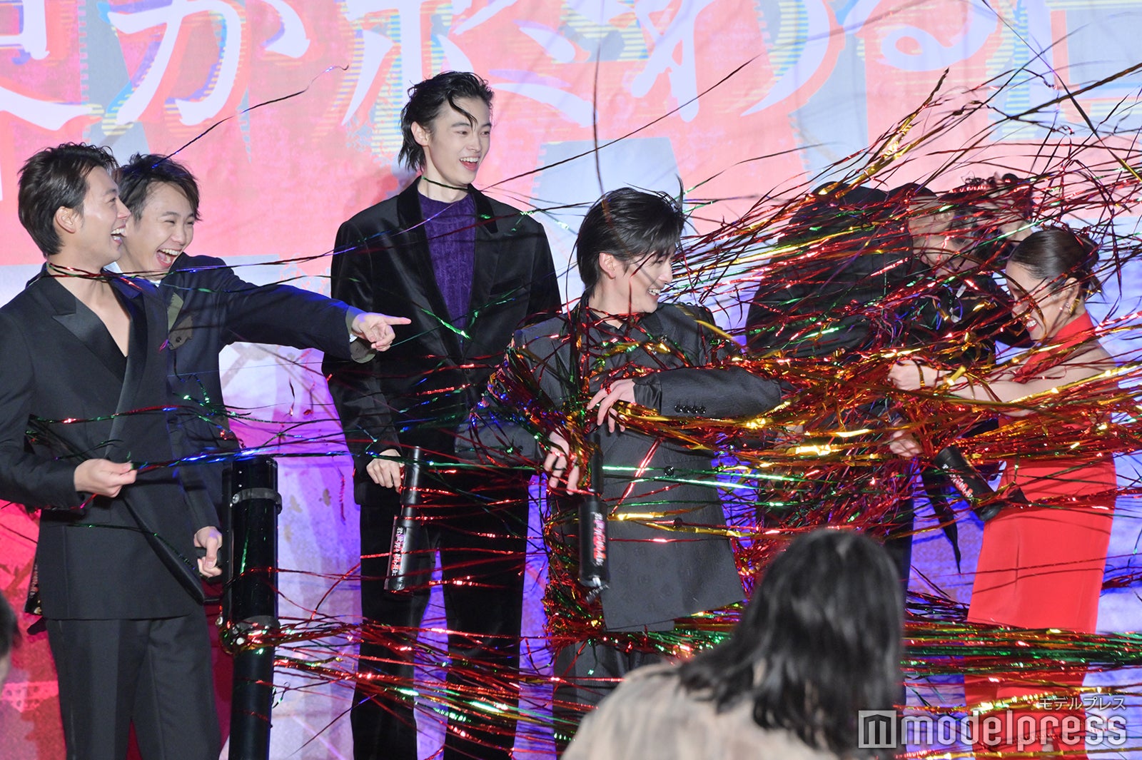 銀テープまみれになる高橋文哉＆堀田真由（C）モデルプレス