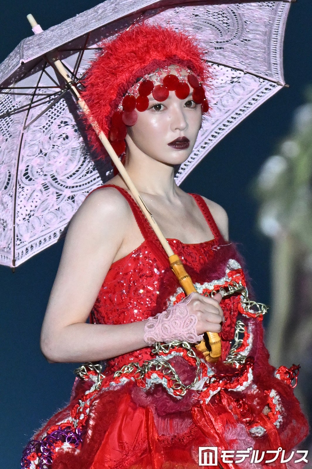 FRUITS ZIPPER鎮西寿々歌、帽子に髪インで雰囲気ガラリ 真っ赤なドレス×レース傘で魅力全開【TGC新潟2026】