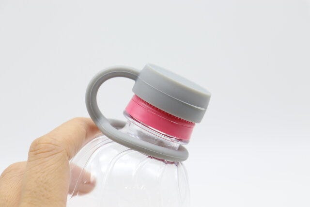 キャンドゥのペットボトルのキャップホルダー5