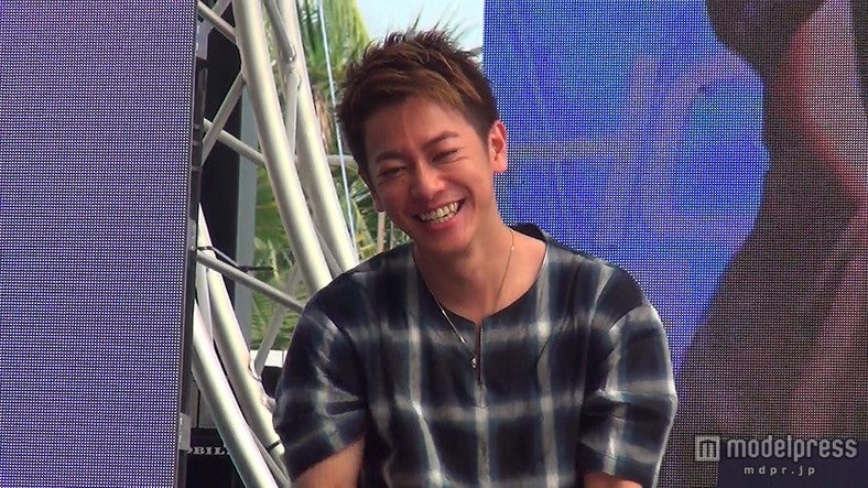 あまりの暑さにジャケットを脱ぐ