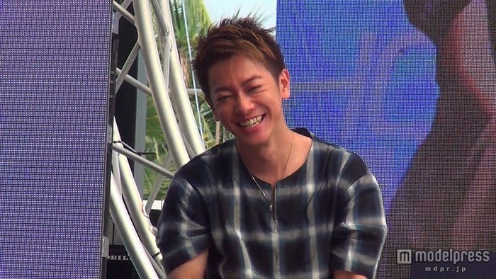 あまりの暑さにジャケットを脱ぐ