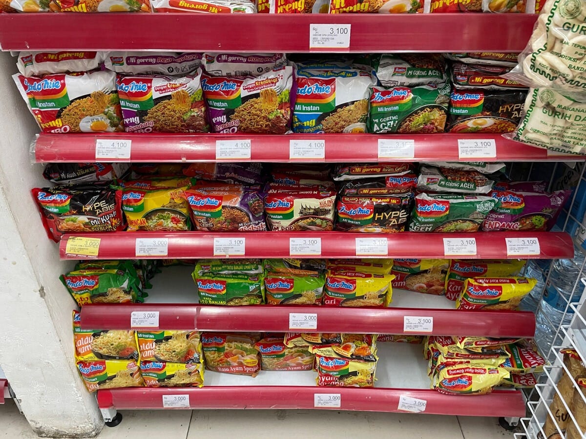 スーパーで売られているインドミー。汁ありのもの、汁なしのものがあります