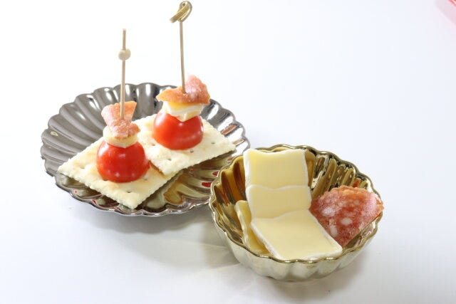 ダイソーのテーブルコーディネートに使える金銀華　小皿と金銀華　小鉢