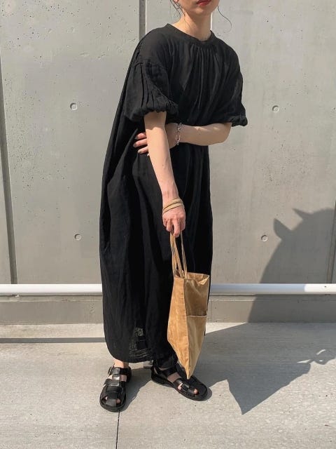 黒ワンピース コーディネート 夏 レディース コーディネート コーデ 着こなし おすすめ オススメ トレンド コツ おしゃれ お洒落 オシャレ 2022 夏 黒ワンピース 黒ワンピ ワンピース ワンピ 黒 ブラック モノトーン ワンピースコーデ コットンワンピース グルカサンダル