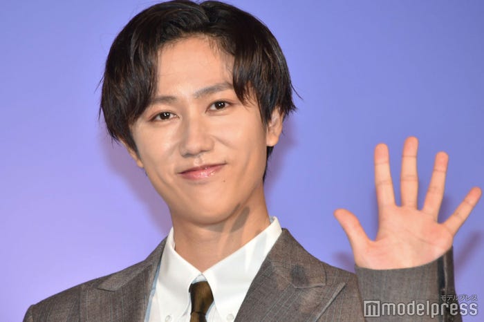自分が話した英語を自分で翻訳する阿部亮平(C)モデルプレス