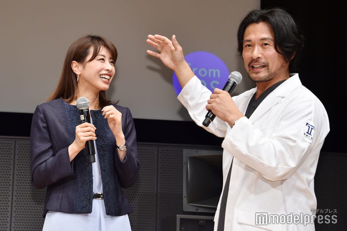 加藤綾子の「女優ライト」について語る内野聖陽。身振り手振りで「すごいですよ」と説明。(C)モデルプレス