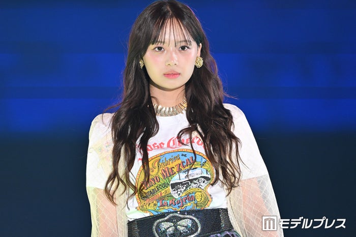 日向坂46濱岸ひより、透けカーデから白肌チラリ【GirlsAward 2024 S／S】