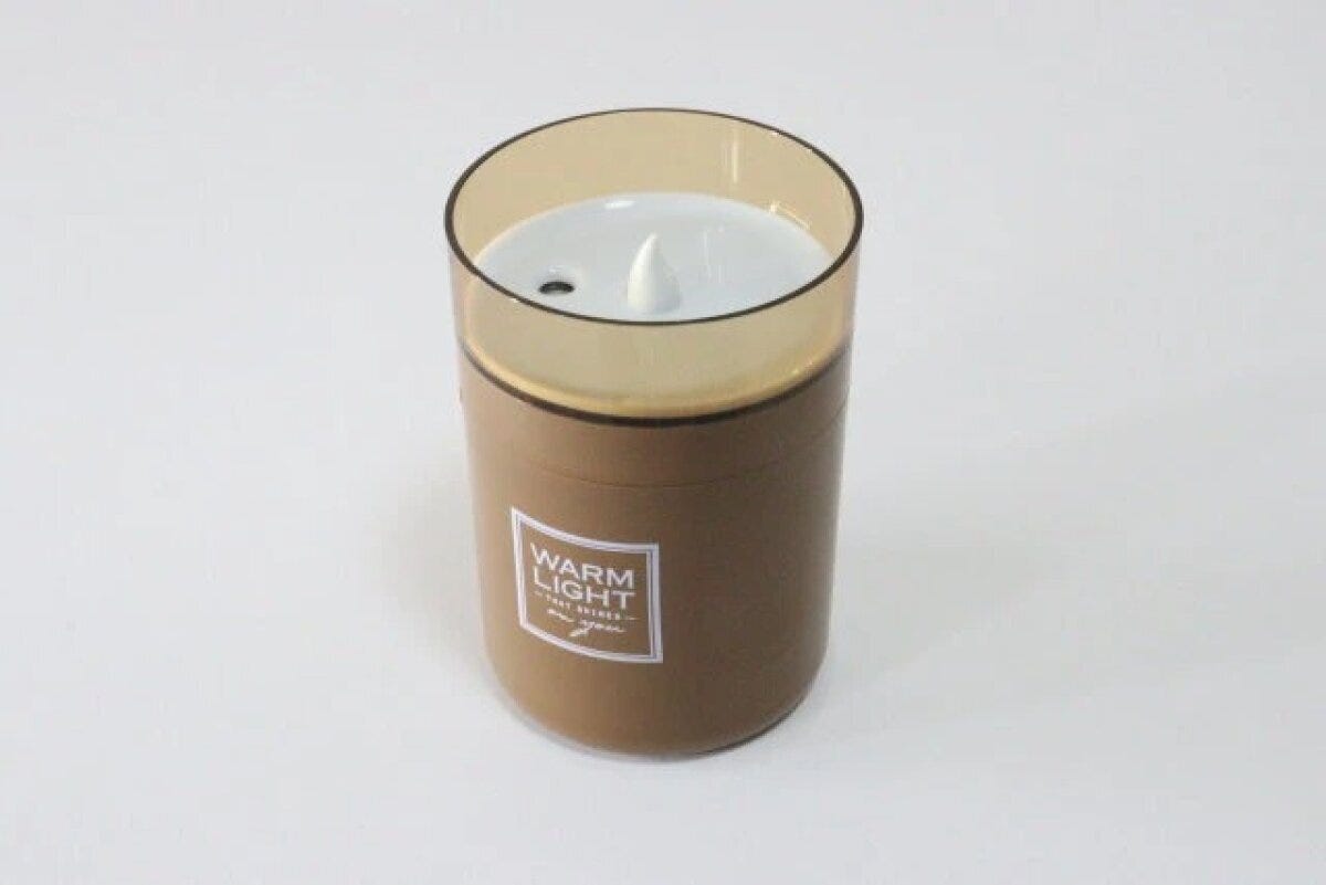 茶色のキャンドル型USB加湿器が白い背景に置かれている