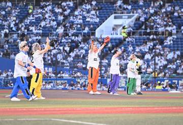 「カッコ良すぎて泣きました」ZOZOマリン降臨の5人組人気アイドルに騒然 見事なストライク投球に沸く「本当にやる男」