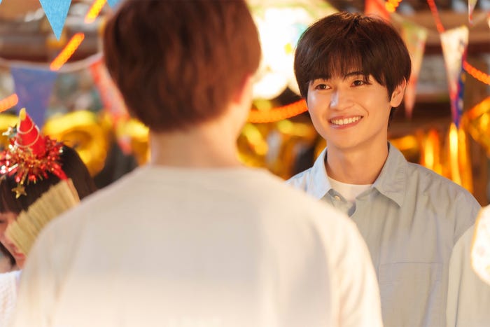 草川拓弥、西垣匠(C)缶爪さわ・椿ゆず/KADOKAWA/「みなと商事コインランドリー2」製作委員会