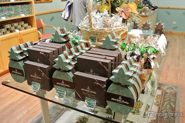 クッキーはもちろん、箱までパイナップル型