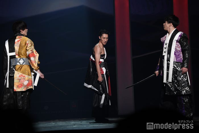 宮舘涼太が好きな"岩本照肩出し”シーン、深澤辰哉も脱ぎたかった?(C)モデルプレス