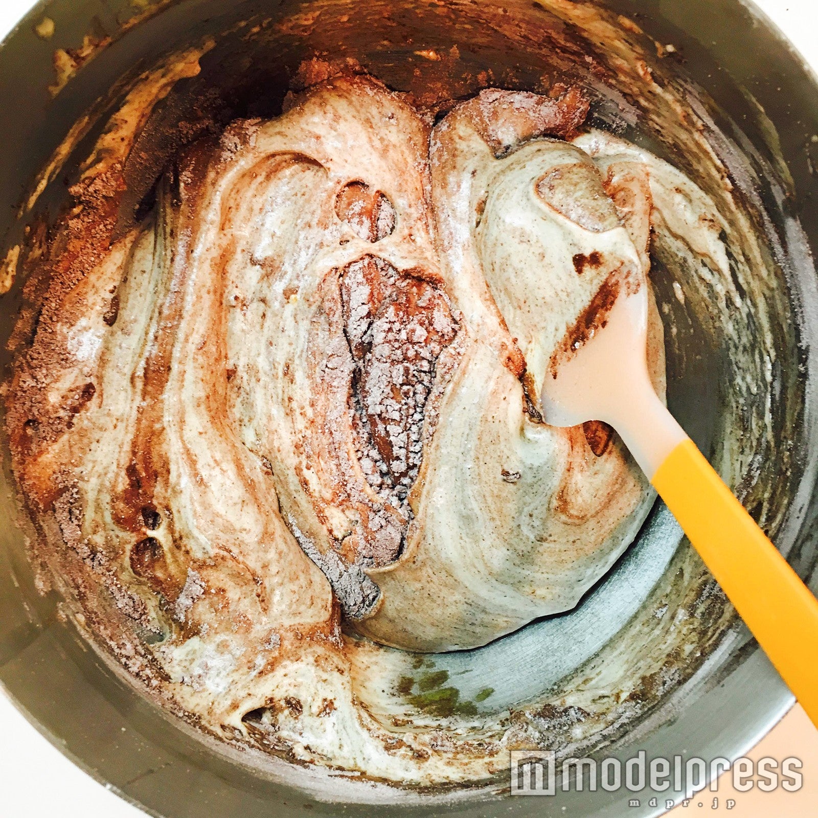 切り混ぜて…／画像提供：柏原歩