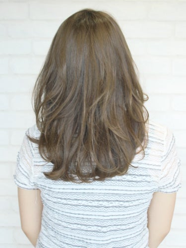 暗めのベージュ系ヘアカラーまとめ 大人女子に最適のオフィスもokな髪色 モデルプレス