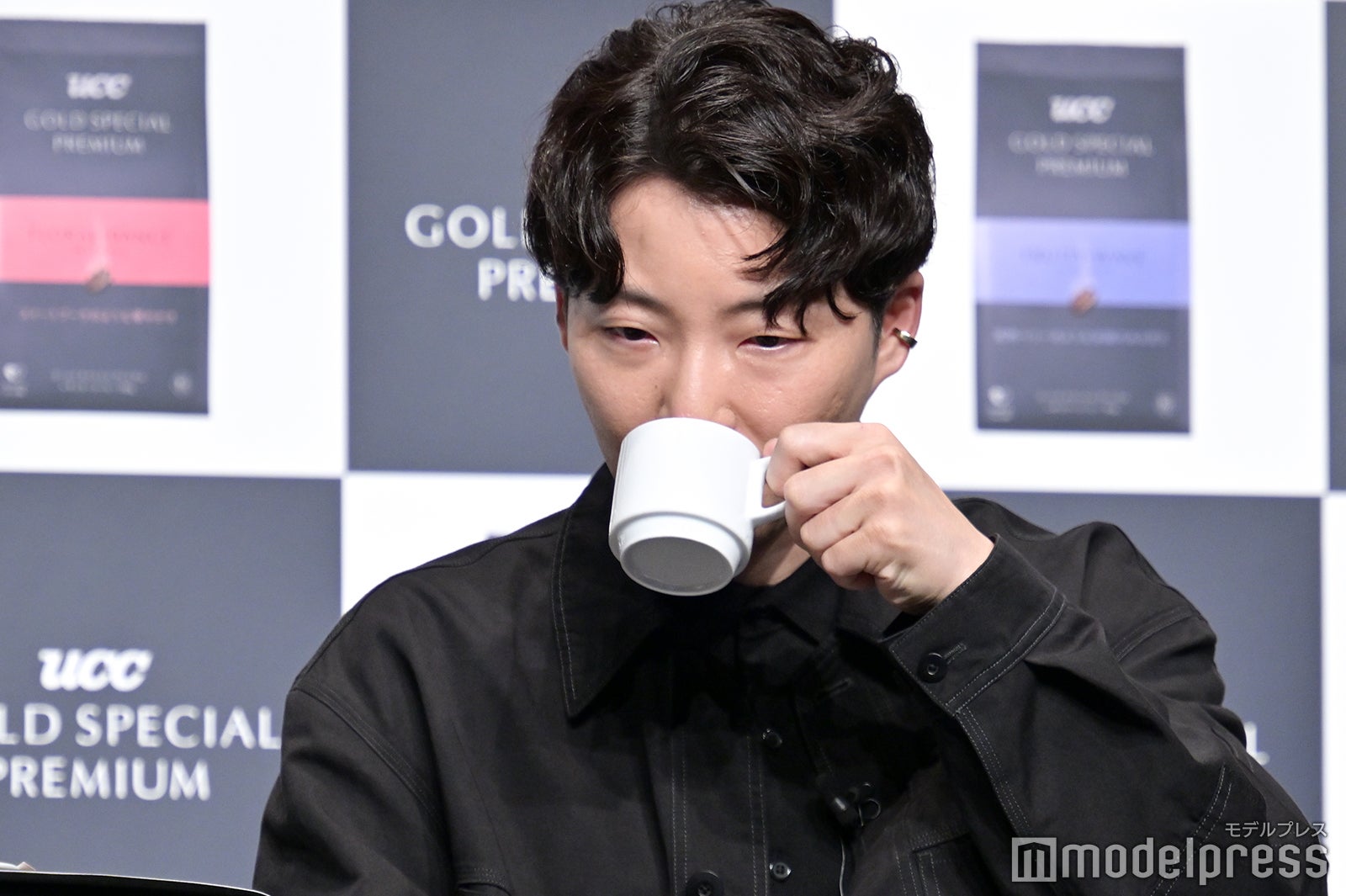 コーヒーを飲む星野源 （C）モデルプレス