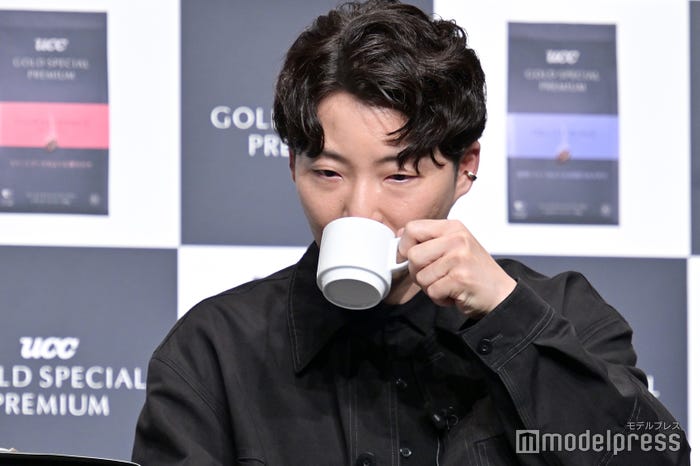 コーヒーを飲む星野源 (C)モデルプレス