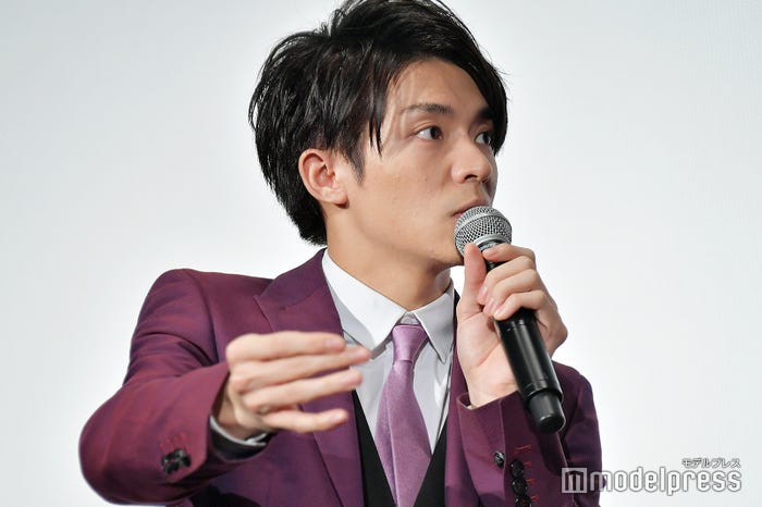 「お金を触った手で、そのままみかんを食べる」行為を一生懸命説明する岸優太(C)モデルプレス