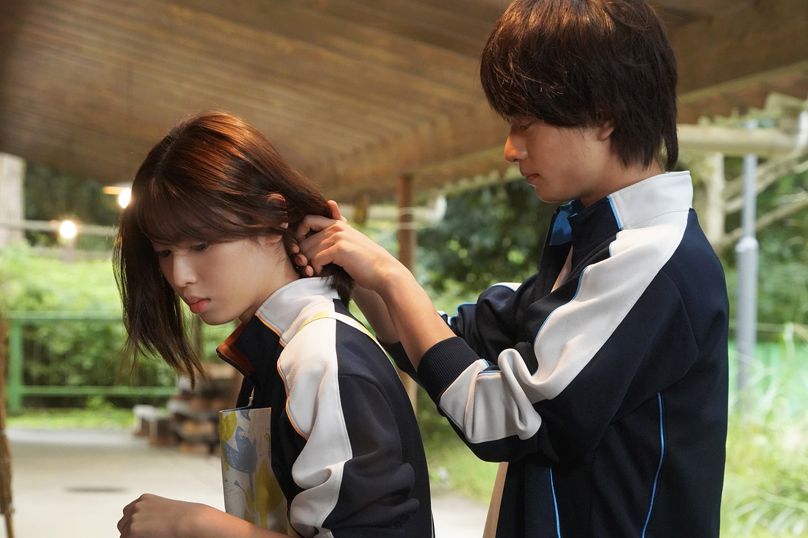 白石聖、浮所飛貴（C）2021 紺野りさ・小学館／「胸が鳴るのは君のせい」製作委員会