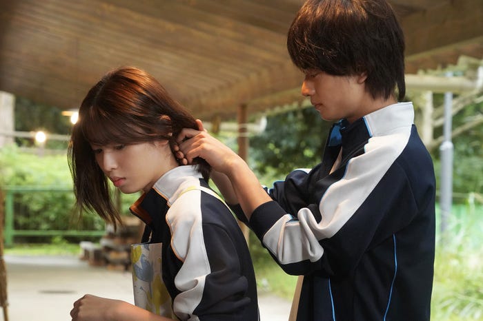 白石聖、浮所飛貴(C)2021 紺野りさ・小学館/「胸が鳴るのは君のせい」製作委員会