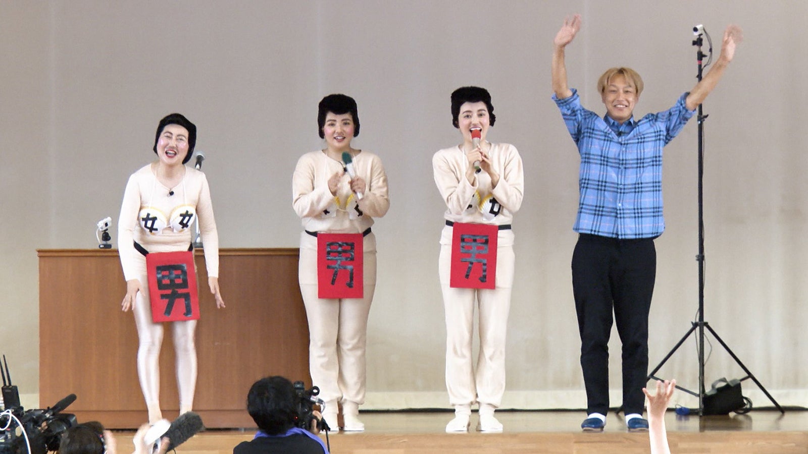 しらきーず（あぁーしらき、野呂佳代、菊地亜美）、お見送り芸人しんいち（C）フジテレビ