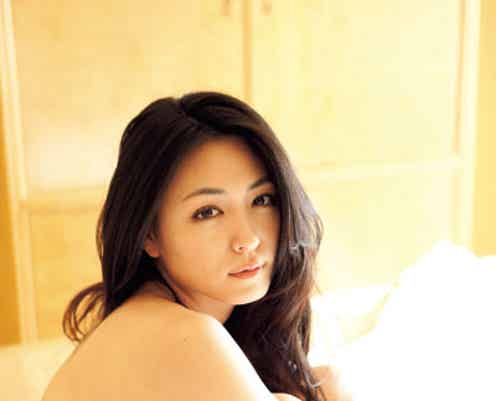 川村ゆきえ、セミヌード解禁!女子も憧れる美バストとパーフェクトスタイルを披露