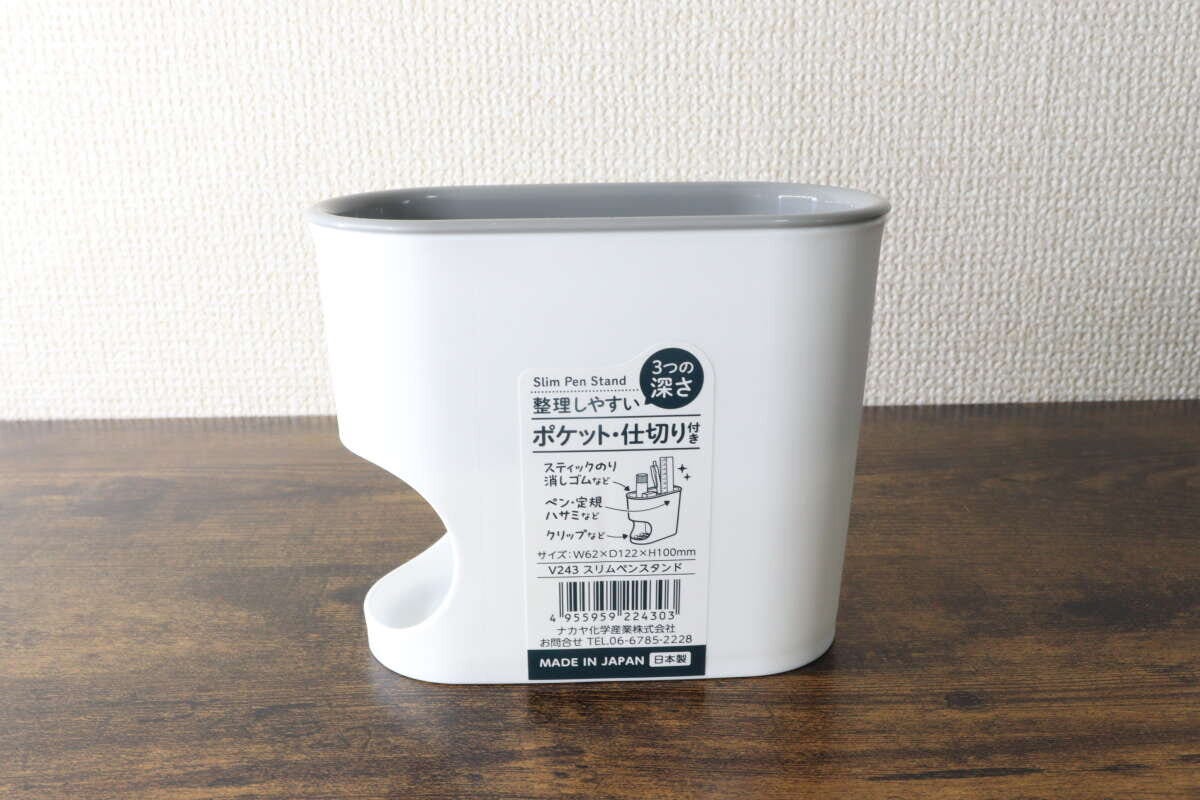 商品タグが貼られたセリアのスリムペンスタンドの全体像 商品タグが貼られたセリアのスリムペンスタンドの全体像