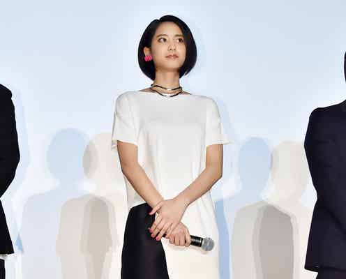 山崎紘菜、辛口ホワイトコーデで美脚魅せ ピンクを効かせて“色っぽクール”<ファッションチェック>