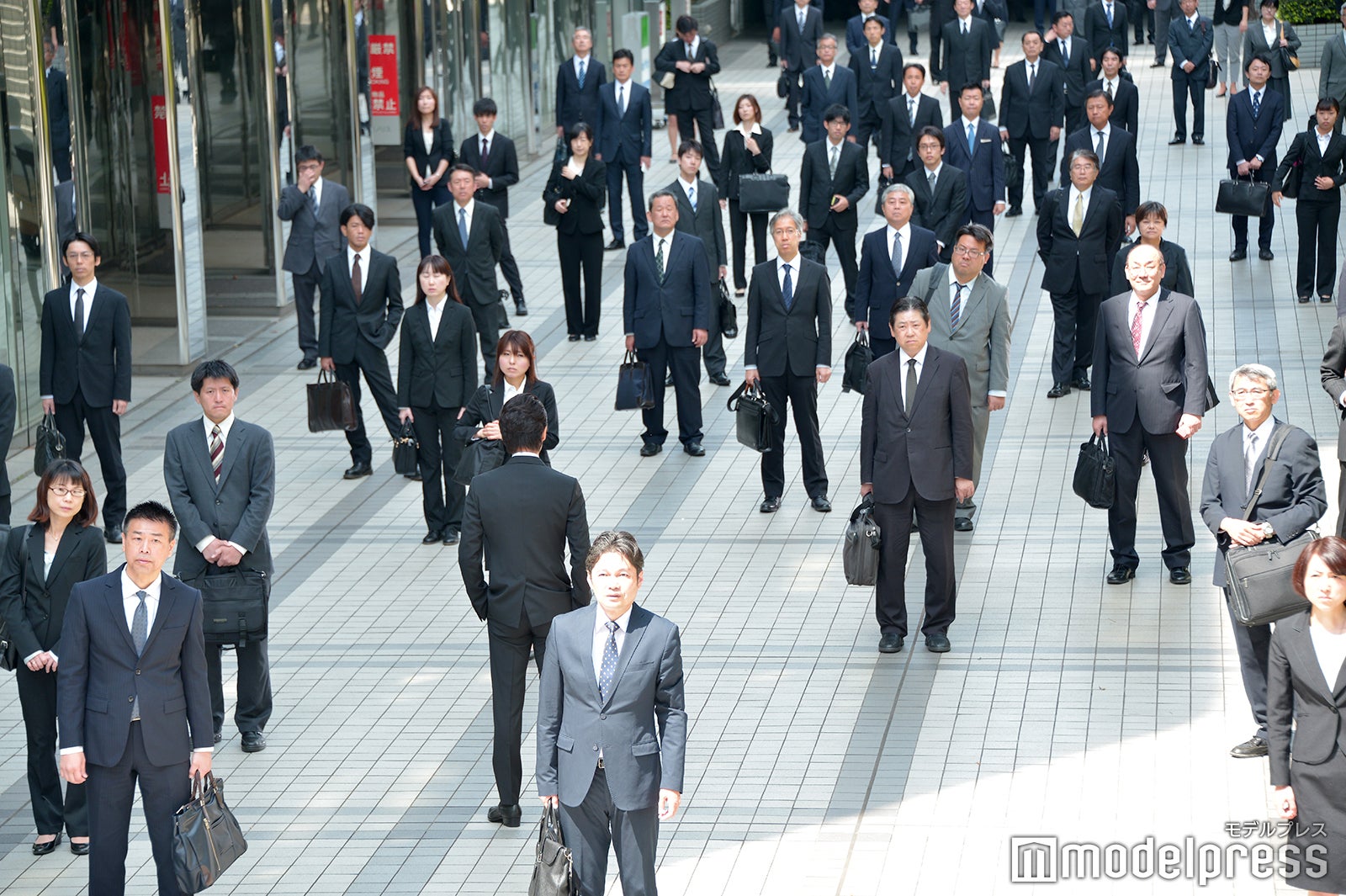 大勢のエキストラの間を縫うように歩いていくシーン （C）モデルプレス