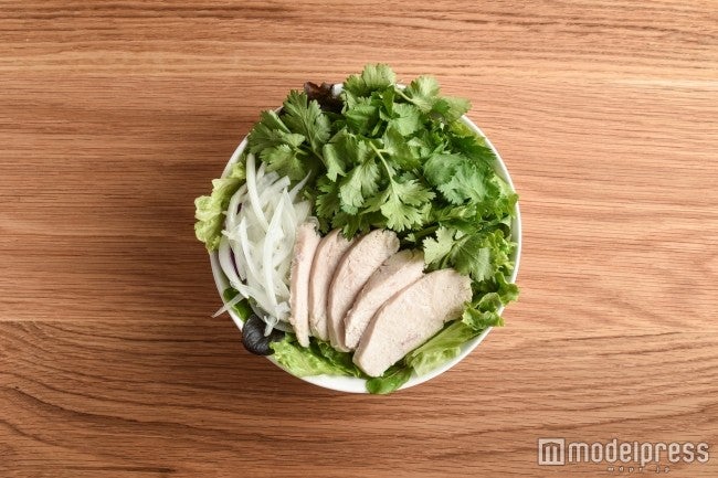たっぷりパクチーと蒸し鶏のサラダ（シーズナル）／画像提供：TK Brothers Japan