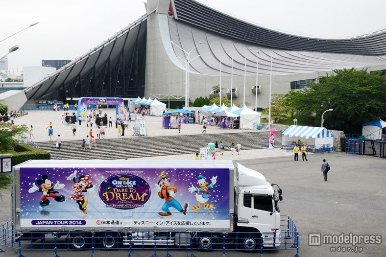 「ディズニー・オン・アイス」会場にはトラックも停車