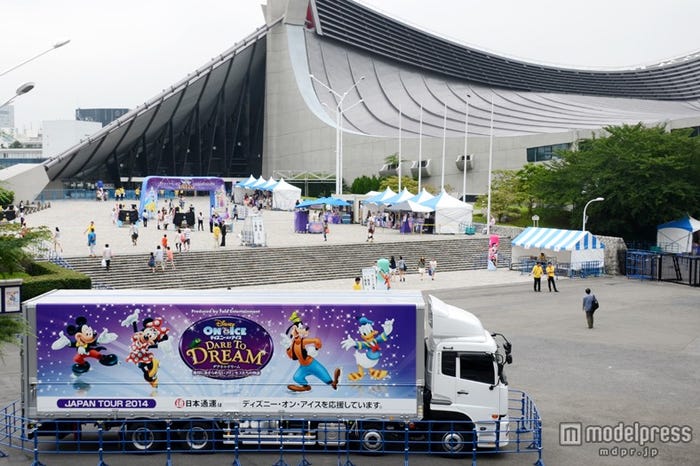 「ディズニー・オン・アイス」会場にはトラックも停車