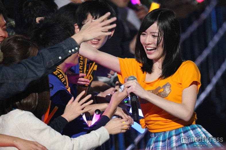 「握手の愛」（C）AKS