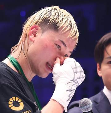 「また世界にバレちゃう」涙の天心戦 後ろでもらい泣き話題のラウンドガール 正体は美人タレント→反響「こんな美女が」「好感」「ダントツ可愛い」「涙目になってたね」