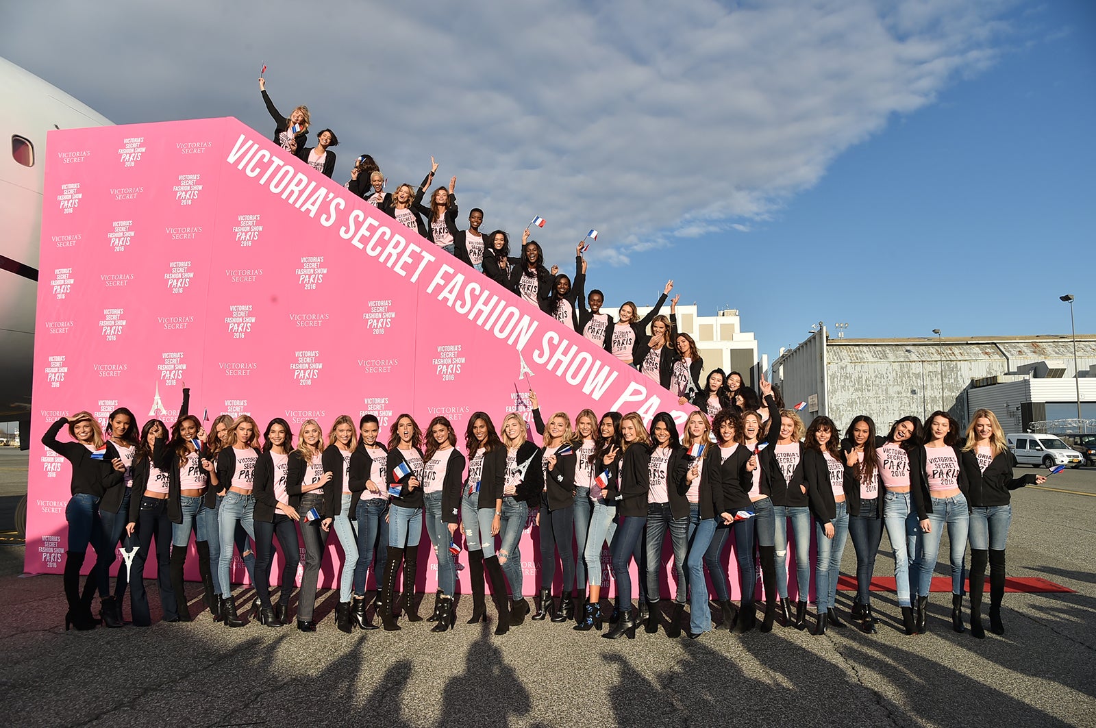 専用ジェット搭乗前のエンジェルズ／photo：GettyImages